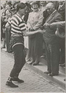 879333 Afbeelding van een figuur uit de groep 'Verdwenen Utrechtsche Typen', deelnemers aan de feestelijke optocht, ...